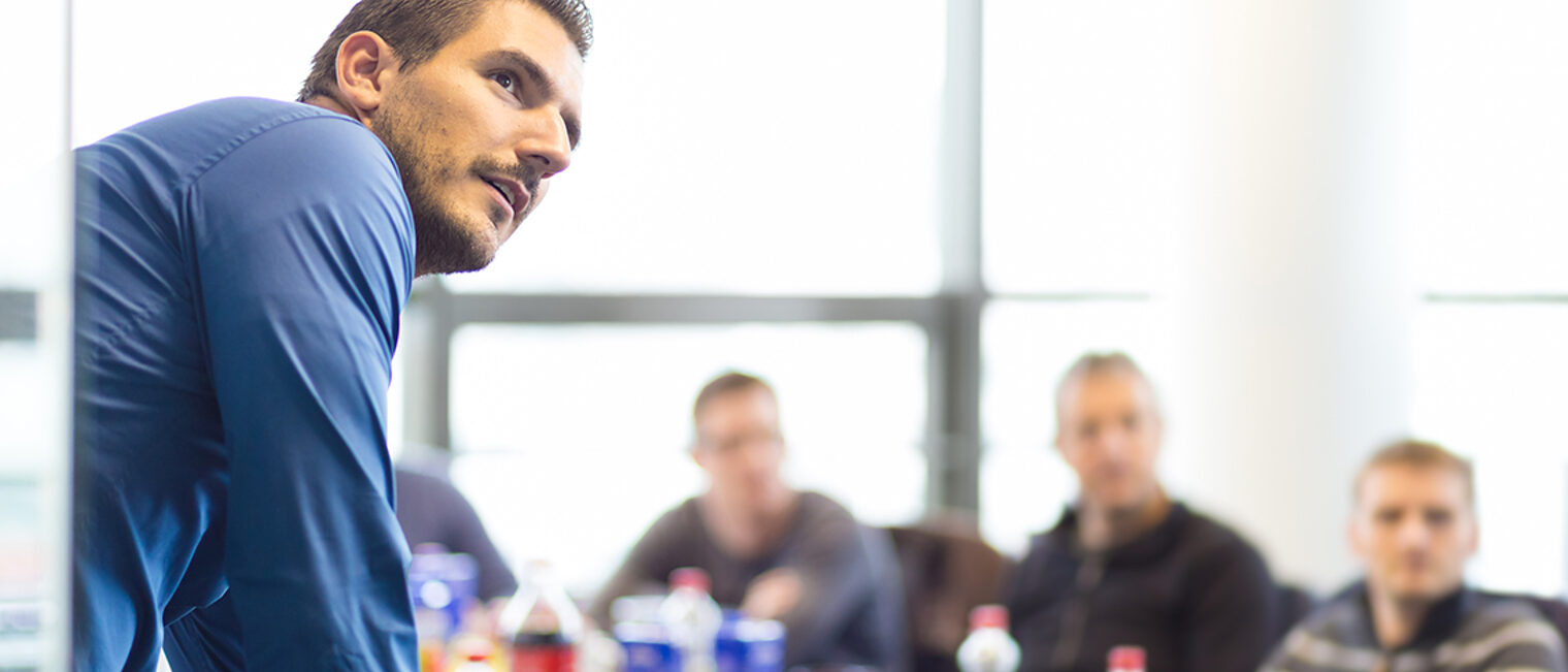 Die Männer lernen im Seminar Inhalte der Weiterbildung zum Betriebswirt